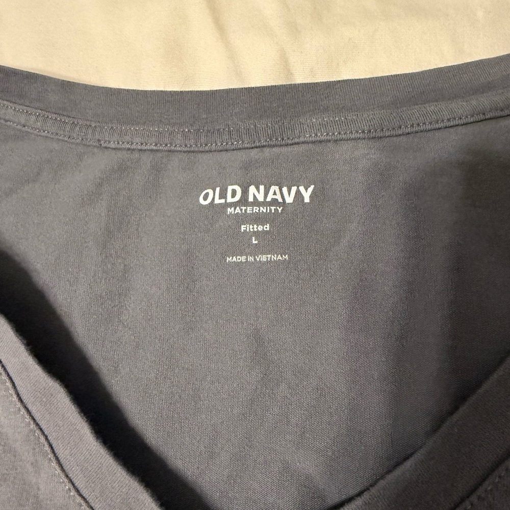 Old Navy Gray Maternity V-Neck Short Sleeve Top - Picture 4 of 4
